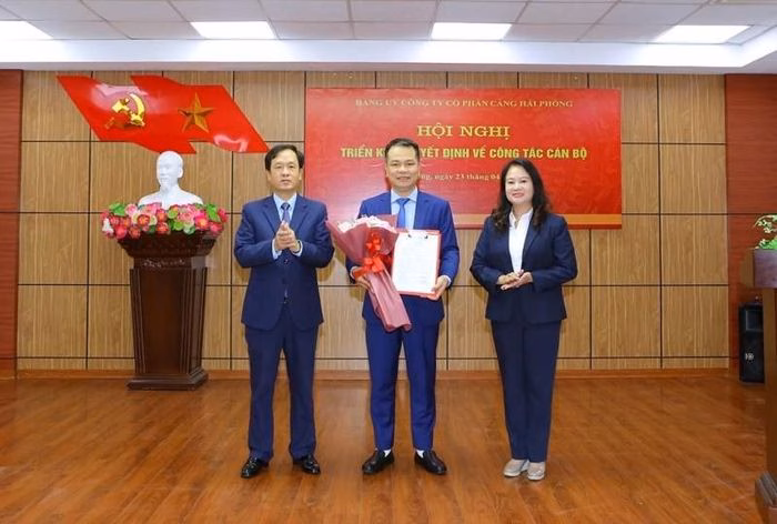 Ông Lê Hồng Quân – Tân Tổng giám đốc Cảng Hải Phòng (đứng giữa). Ảnh: PHP.