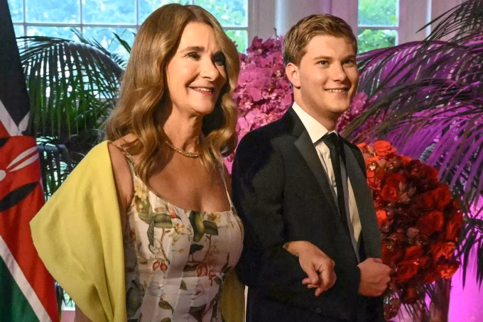 Rory Gates bên chị Jennifer và em gái Phoebe - ba người con với ba cá tính hoàn toàn khác biệt.