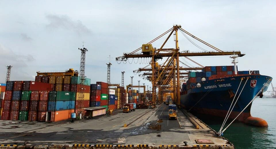 Cảng Colombo đóng vai trò huyết mạch trong chuỗi cung ứng hàng hóa tại Nam Á (Ảnh: Reuters).