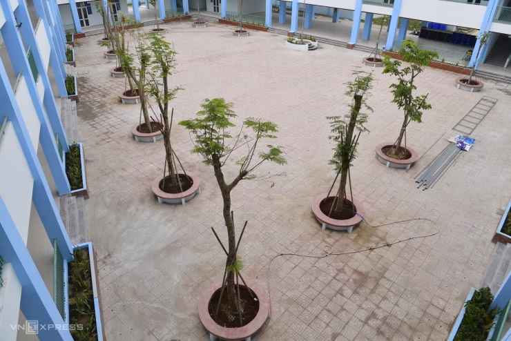 Công tác hoàn thiện chi tiết đang được triển khai khẩn trương để kịp tiến độ.