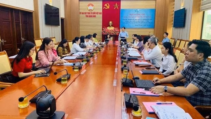 Buổi làm việc của Đoàn công tác Trung ương Hội LHPN Việt Nam nhằm đánh giá hiệu quả hỗ trợ vốn cho phụ nữ tại Quảng Ninh. Ảnh: ST