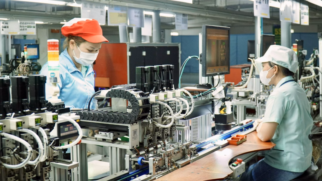 Đầu tư vào công nghệ và con người là đòn bẩy kép để bứt phá năng suất lao động trong doanh nghiệp.