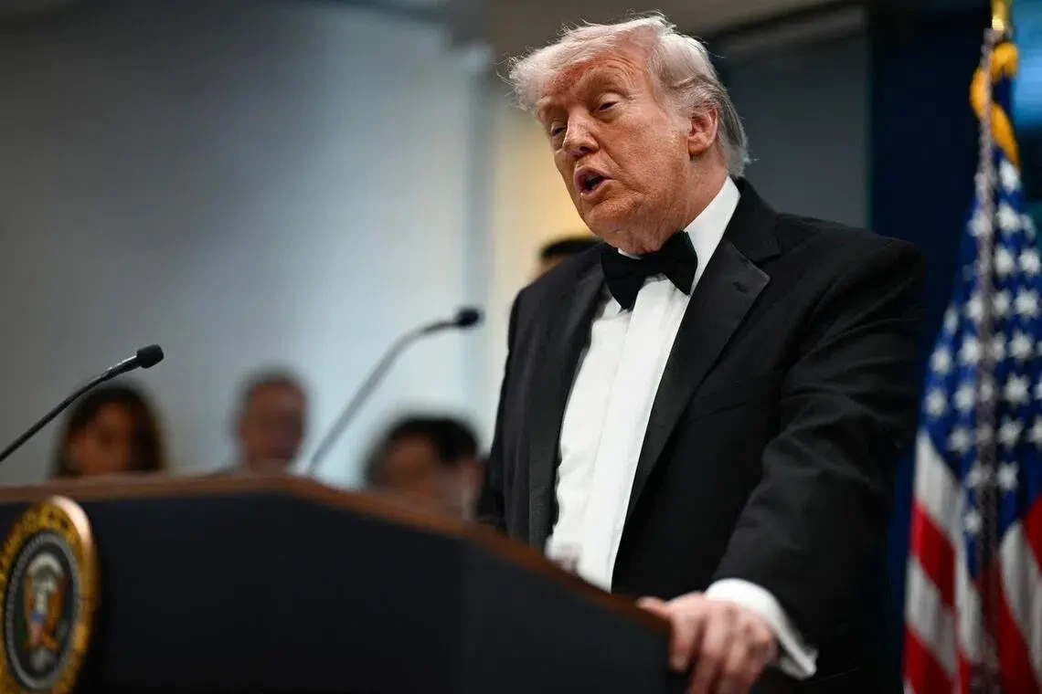 Hình ảnh Tổng thống Mỹ Donald Trump thể hiện sự điềm tĩnh đáng kinh ngạc ngay sau biến cố (Ảnh: AFP).