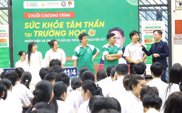 Các em học sinh tại Trường THPT Sơn Trà hào hứng tham gia buổi tư vấn tâm lý chiều 4/5. Ảnh: NGỌC HÀ