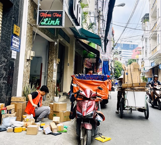 Việc thiếu cơ chế nộp thuế thay khiến nguồn phế liệu chảy về các làng nghề tự phát, gây ô nhiễm môi trường. Ảnh: TÚ UYÊN
