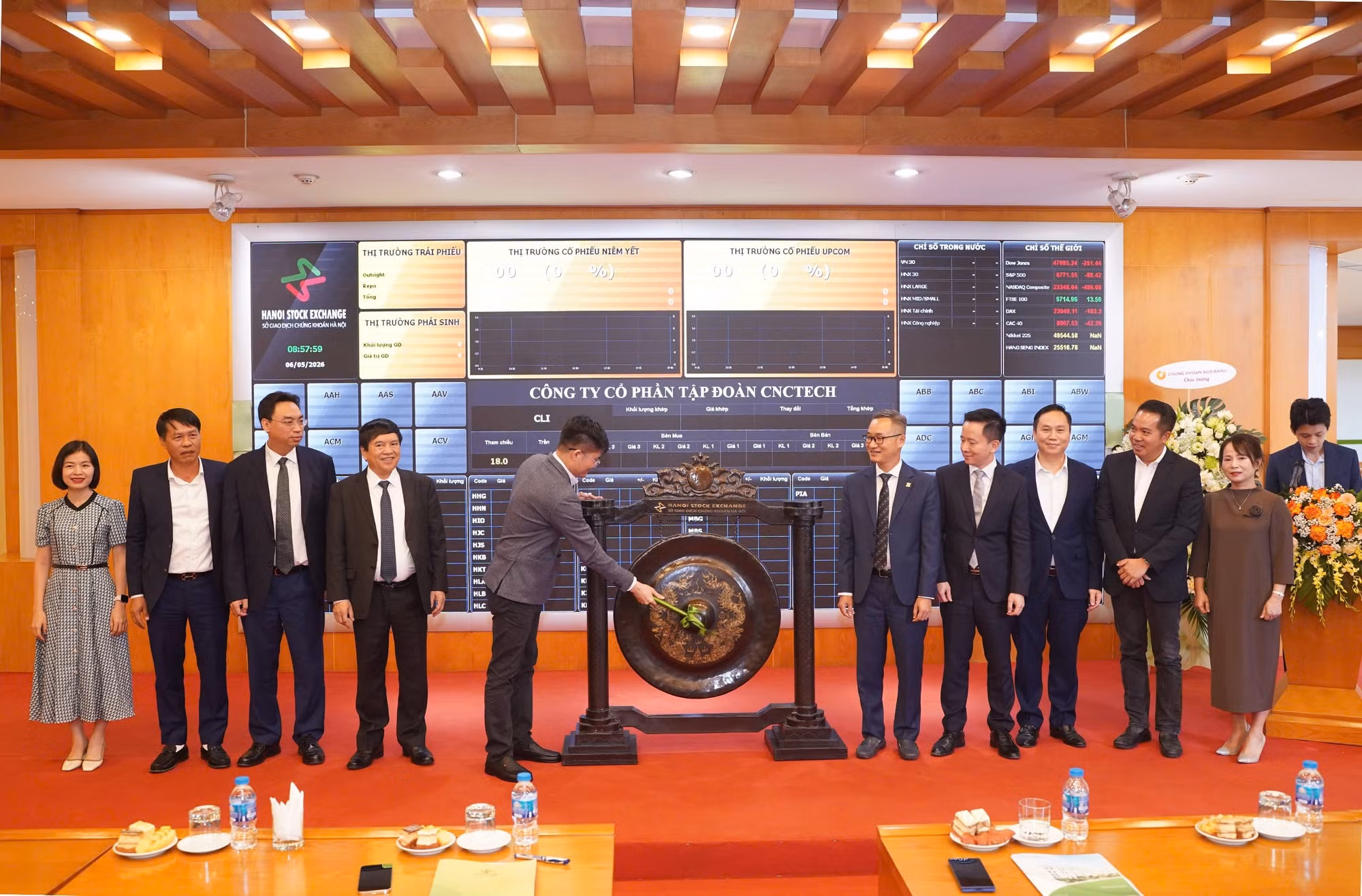 Ông Nguyễn Văn Hùng - Chủ tịch Tập đoàn CNCTech thực hiện nghi lễ đánh cồng khai trương giao dịch cổ phiếu