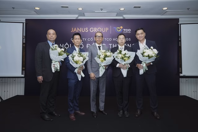 Ông Ching Heng Hoe (thứ 2 từ trái sang) sẽ dẫn dắt Janus Group trong nhiệm kỳ 3 năm tới