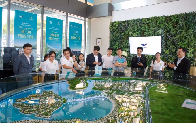 Nhà đầu tư phân tích tiềm năng quy hoạch dự án Selavia - điểm nhấn mới tại Vịnh Đầm, Nam Phú Quốc.