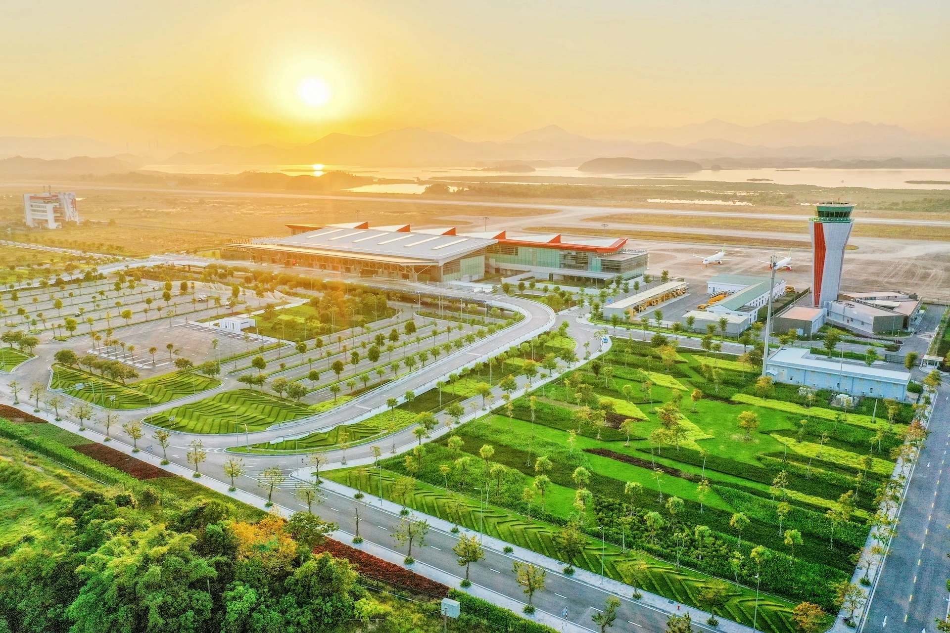 Sân bay quốc tế Vân Đồn được kiến tạo theo chuẩn mực sinh thái hiện đại, rút ngắn khoảng cách đến với Hạ Long (Ảnh: Sun Group).