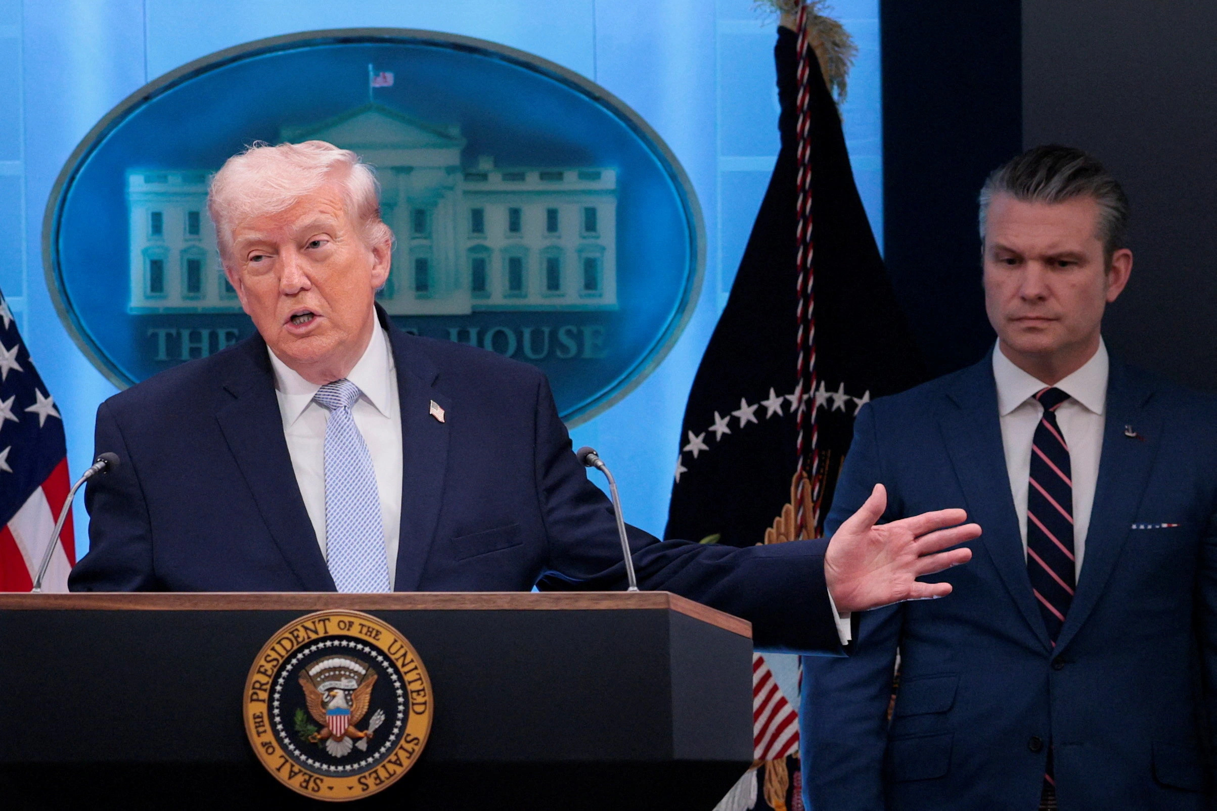 Tổng thống Mỹ Donald Trump và Bộ trưởng Quốc phòng Pete Hegseth trong một cuộc họp báo ở Nhà Trắng (Ảnh: Reuters).