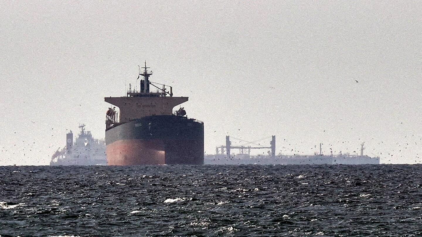 Hormuz là điểm nghẽn chiến lược với hoạt động vận tải năng lượng ở Vùng Vịnh (Ảnh: Reuters).